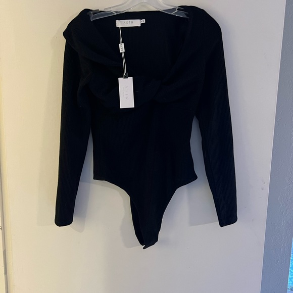 ASTR IGGY TWIST FRONT LONG SLEEVE BODYSUIT - Picture 7 of 7